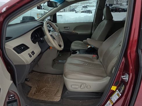 Used 2012 Toyota Sienna XLE image 5