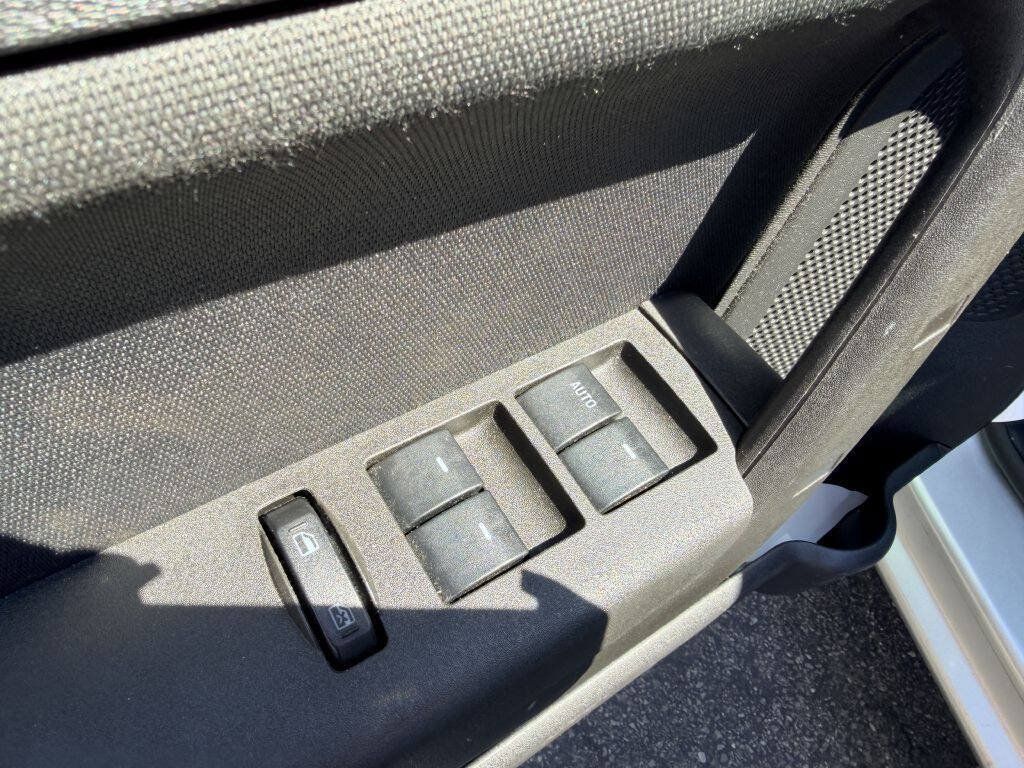 Used 2009 Ford Focus SES FWD image 8