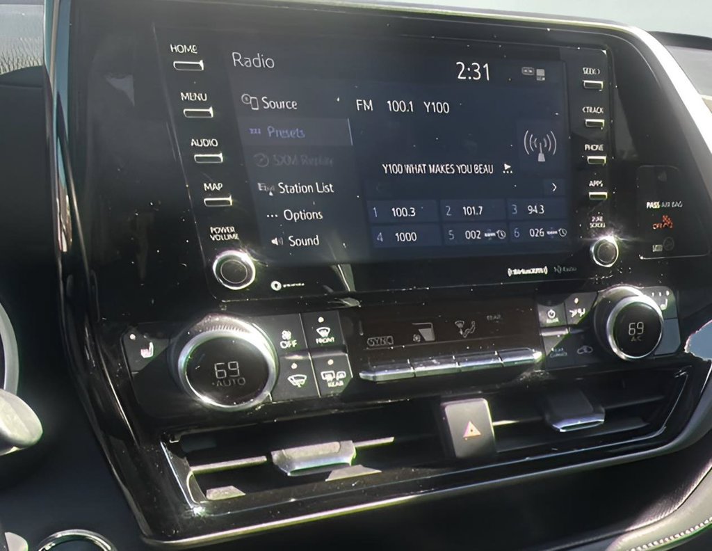 Used 2022 Toyota Highlander XLE AWD/4WD image 8