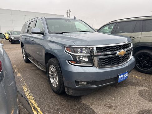 Used 2016 Chevrolet Suburban LT w/ Luxury Package image 2