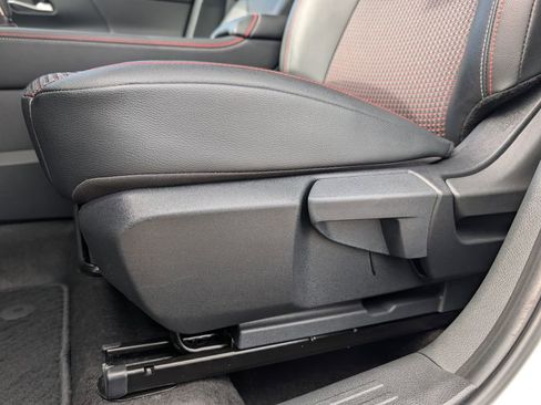 Used 2025 Nissan Kicks SR FWD image 21