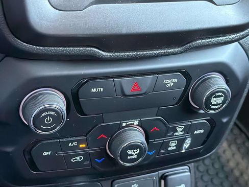 Used 2019 Jeep Renegade Trailhawk AWD/4WD image 16