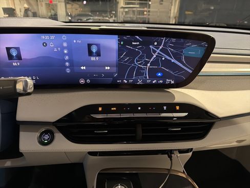 Used 2025 Buick Enclave Avenir w/ Super Cruise Package image 10