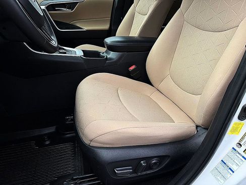 Used 2022 Toyota RAV4 XLE w/ Convenience Package image 10