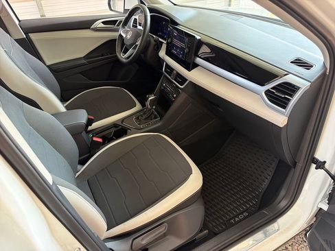 Used 2025 Volkswagen Taos SE w/ Panoramic Sunroof Package FWD image 27