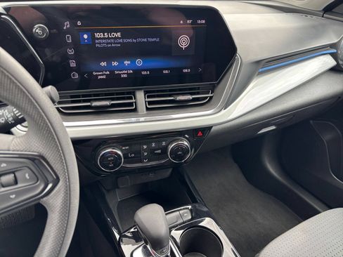 Used 2025 Chevrolet Trax LT FWD image 17