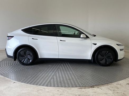 Used 2026 Tesla Model Y AWD image 8