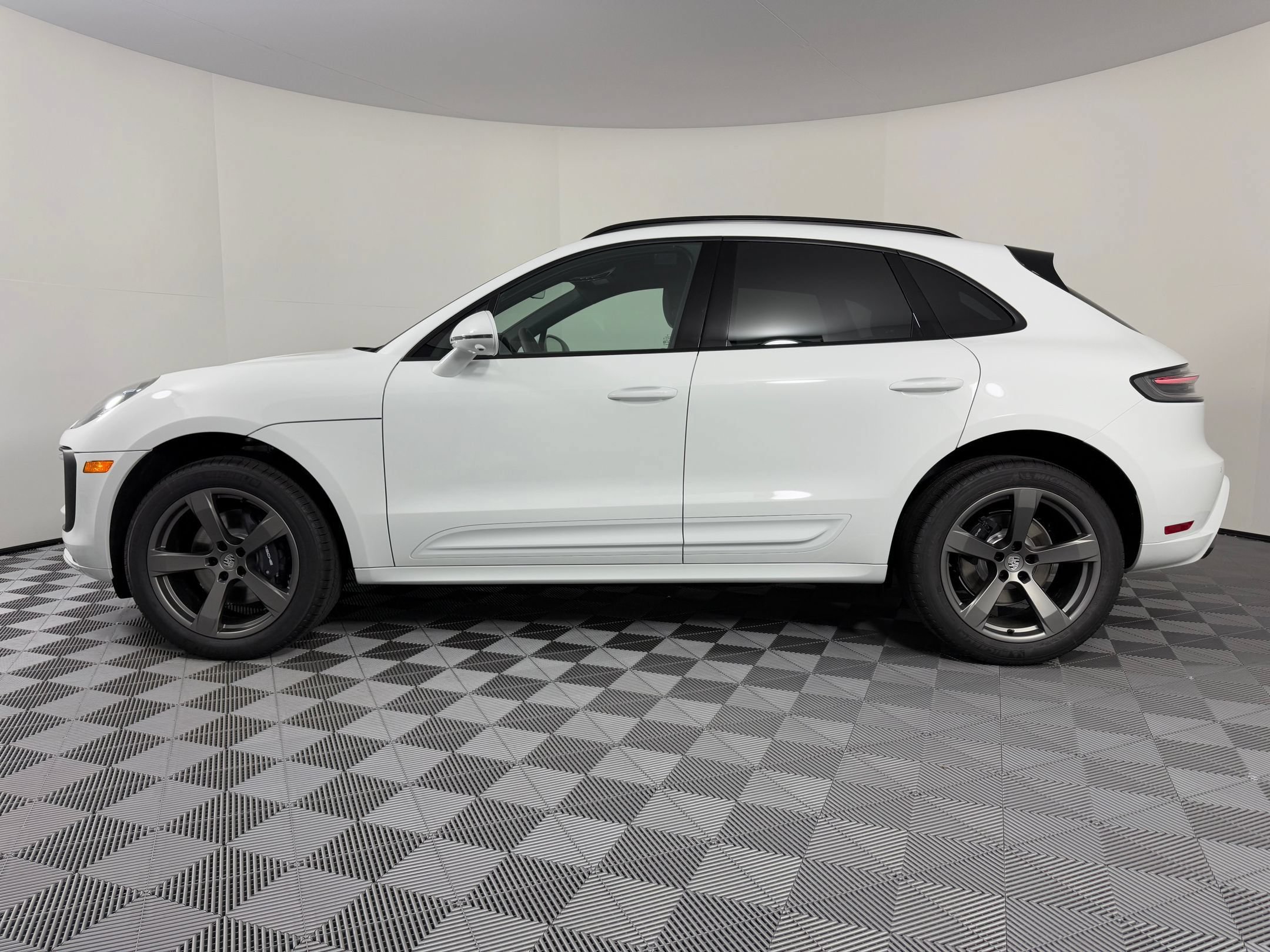 Certified 2026 Porsche Macan AWD/4WD image 2