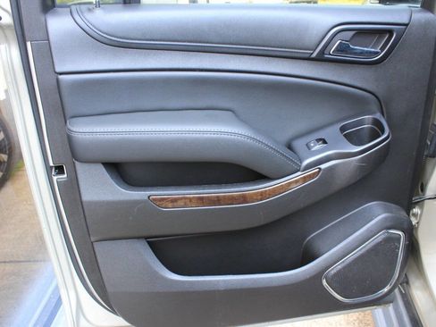 Used 2017 Chevrolet Suburban LT image 14