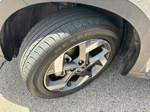 Used 2025 Hyundai Venue SEL FWD image 9