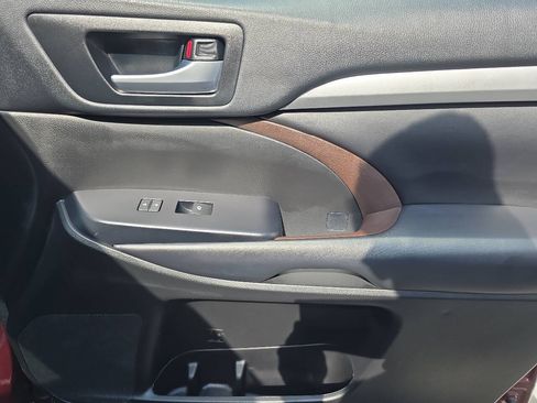 Used 2018 Toyota Highlander XLE AWD/4WD image 26