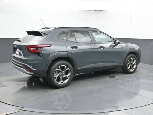 Used 2025 Chevrolet Trax LT FWD image 2