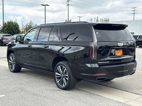 Used 2025 Cadillac Escalade ESV Sport AWD/4WD image 4
