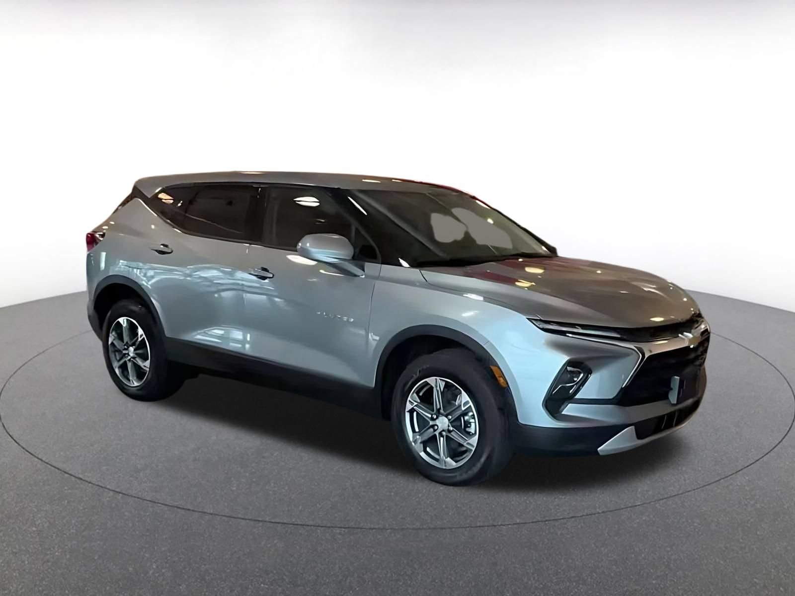 Used 2025 Chevrolet Blazer LT FWD image 2