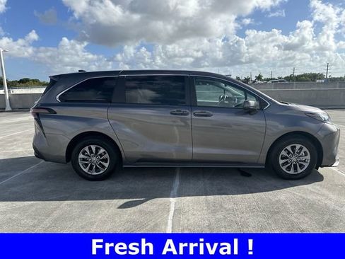 Used 2024 Toyota Sienna LE image 39