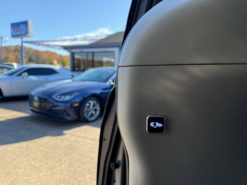 Used 2022 Chrysler Pacifica Touring-L image 10