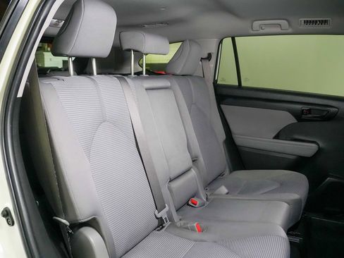 Used 2022 Toyota Highlander LE AWD/4WD image 24