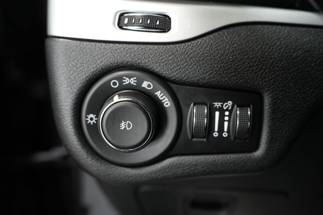 Used 2017 Jeep Cherokee Trailhawk w/ Cold Weather Group AWD/4WD image 12