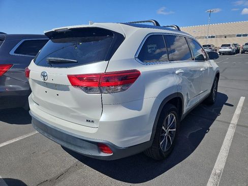 Used 2019 Toyota Highlander XLE FWD image 3