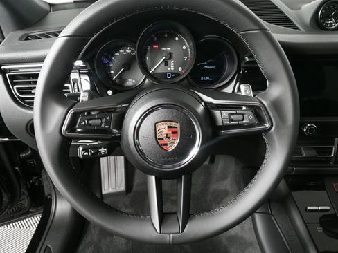 Used 2025 Porsche Macan image 9