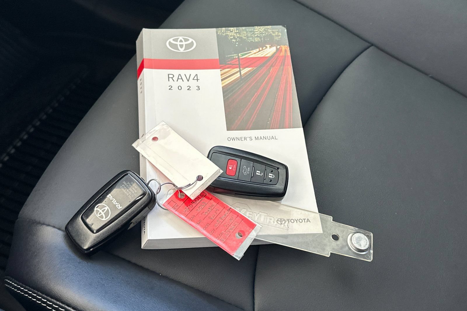 Used 2023 Toyota RAV4 XLE Premium FWD image 10