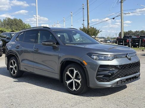 Certified 2026 Volkswagen Tiguan SE R-Line FWD image 9