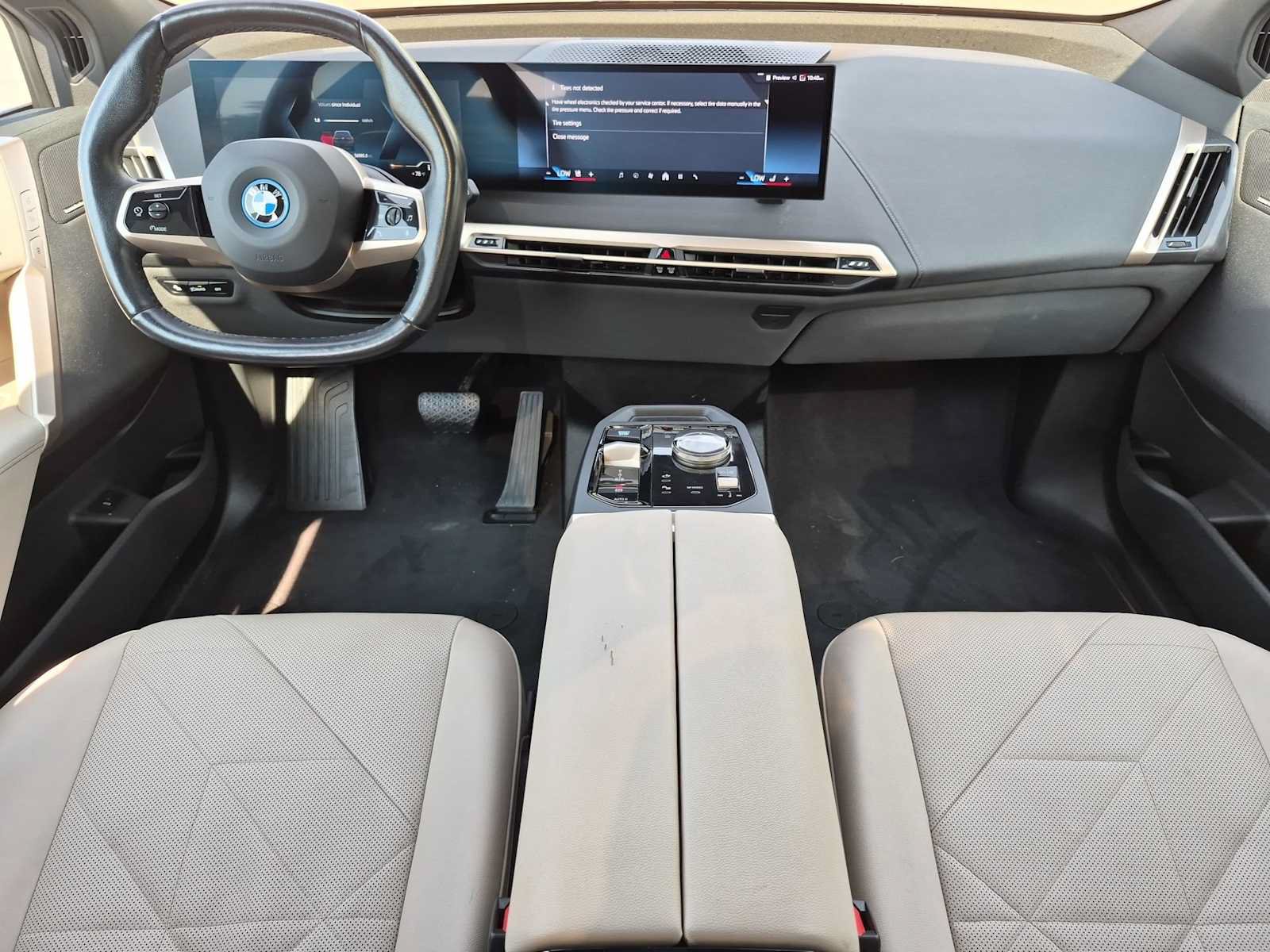 Used 2024 BMW iX xDrive50 w/ Sport Package AWD/4WD image 7