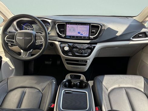 Used 2024 Chrysler Pacifica Touring-L FWD image 30