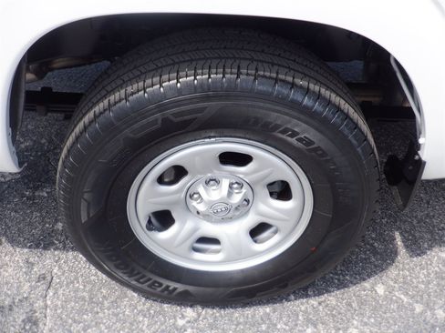 Used 2024 Nissan Frontier S RWD image 7