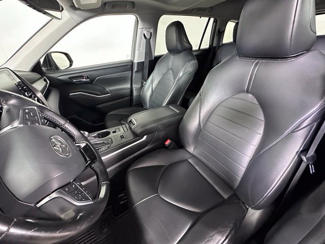 Used 2021 Toyota Highlander XLE AWD/4WD image 12