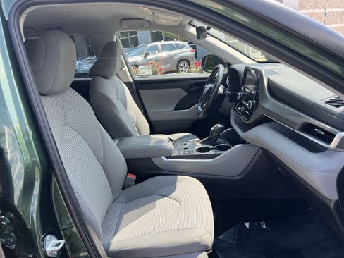 Used 2023 Toyota Highlander LE AWD/4WD image 26