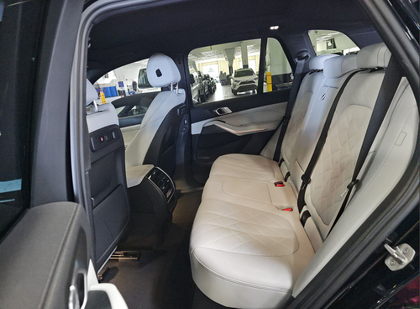 Used 2023 BMW X5 xDrive40i w/ M Sport Package AWD/4WD image 9
