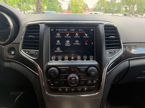 Used 2018 Jeep Grand Cherokee Overland AWD/4WD image 18