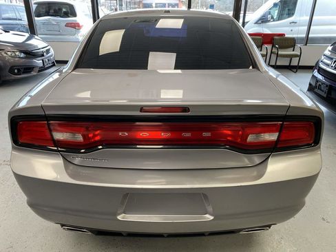 Used 2013 Dodge Charger SE image 3