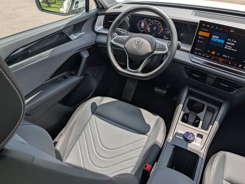 Certified 2025 Volkswagen Tiguan SE AWD/4WD image 9