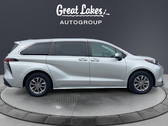 Used 2024 Toyota Sienna LE AWD/4WD image 6