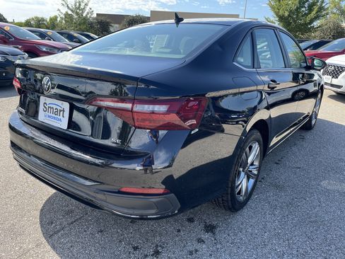 Used 2024 Volkswagen Jetta SE FWD image 4