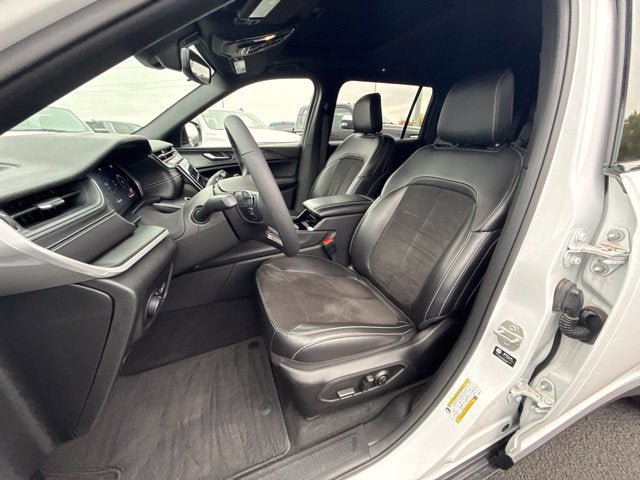 Used 2023 Jeep Grand Cherokee L Laredo AWD/4WD image 23