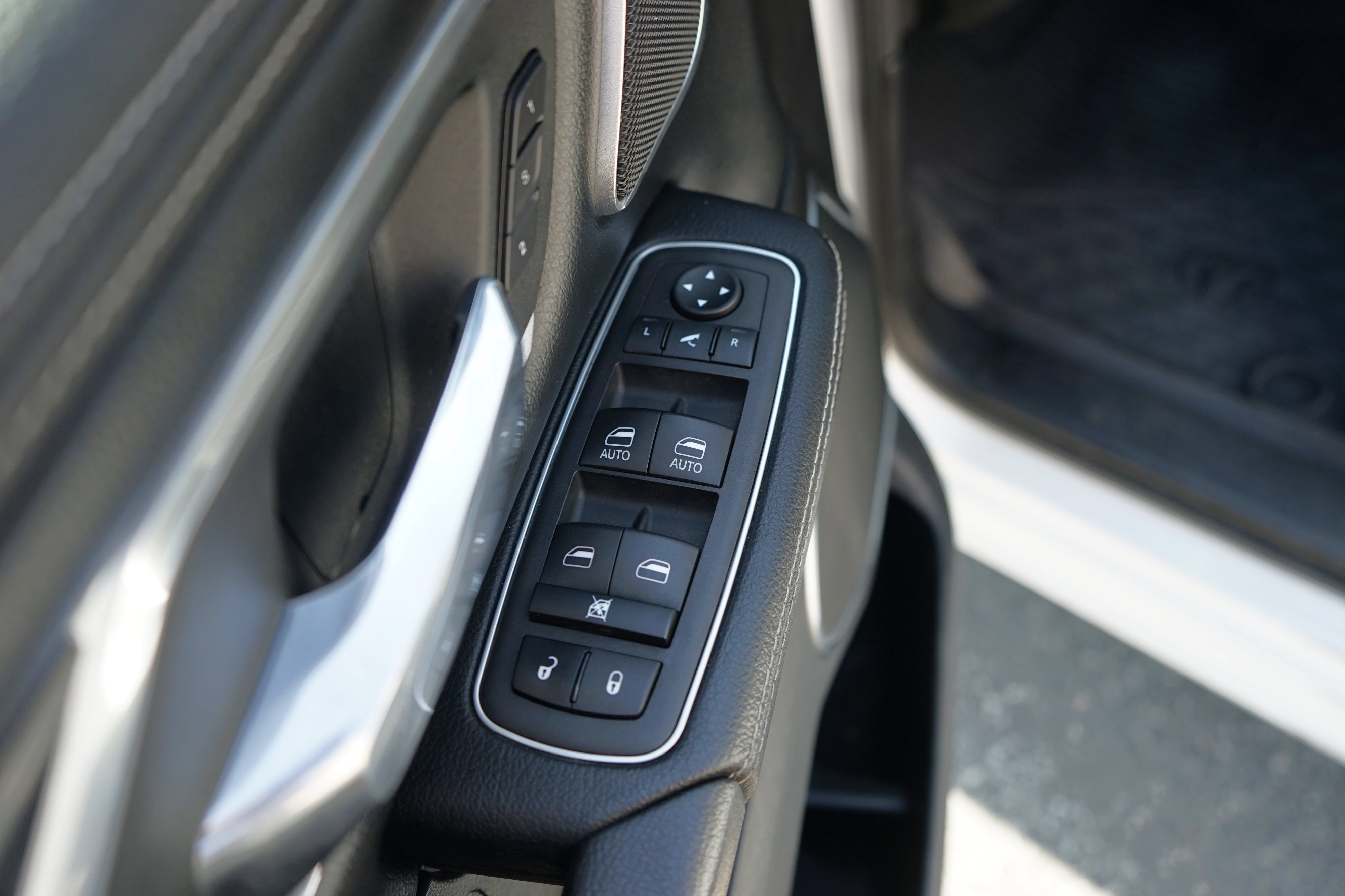 Used 2023 RAM 1500 Laramie AWD/4WD image 11