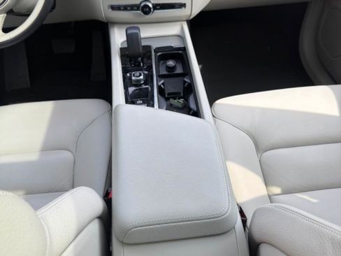 Used 2023 Volvo XC60 T8 Plus image 11