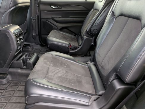 Used 2023 Jeep Grand Cherokee L Laredo image 34