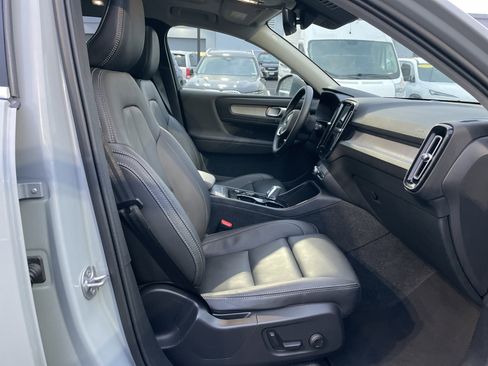 Used 2025 Volvo XC40 B5 Plus image 12