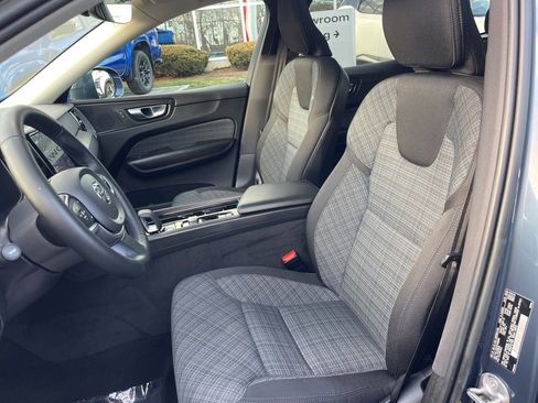Used 2023 Volvo XC60 B5 Core image 17