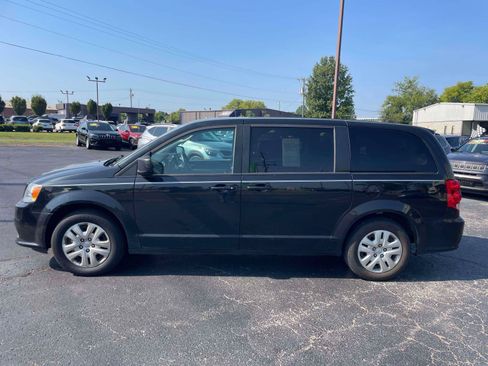 Used 2018 Dodge Grand Caravan SE w/ UConnect Hands-Free Group FWD image 4