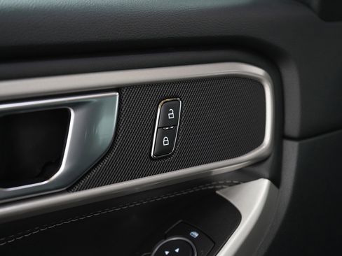 Used 2022 Ford Explorer XLT image 22