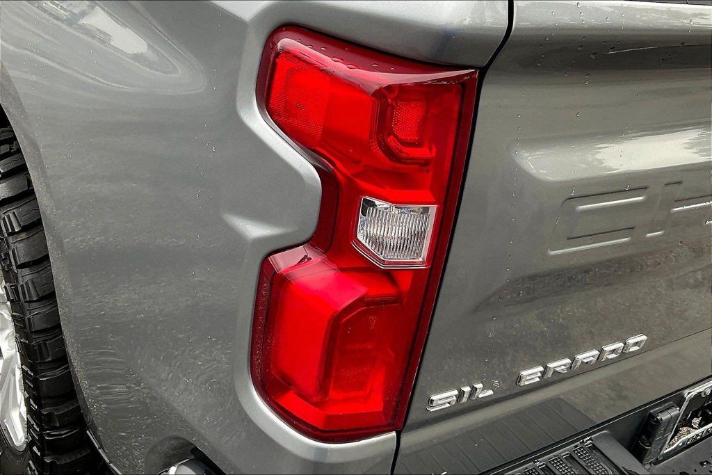 Used 2023 Chevrolet Silverado 1500 LTZ AWD/4WD image 27