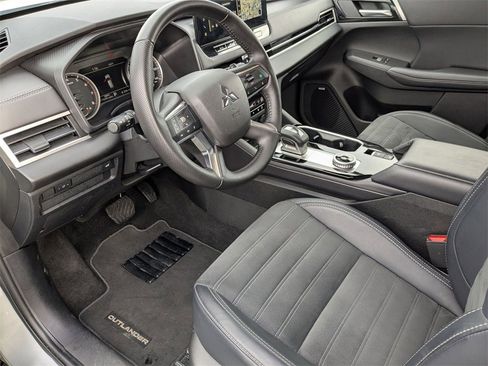 Used 2025 Mitsubishi Outlander SE image 16