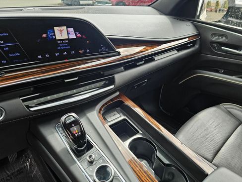 Certified 2023 Cadillac Escalade ESV Premium Luxury AWD/4WD image 31