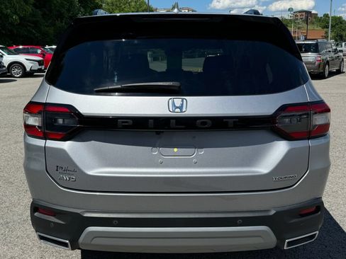 Used 2023 Honda Pilot Touring image 6