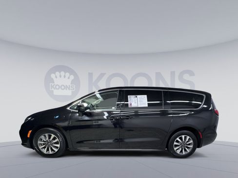 Used 2024 Chrysler Pacifica Select image 8